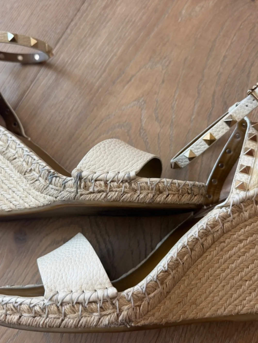 Valentino Garavani Rockstud Double Wedge espadrille, Ivory size 39